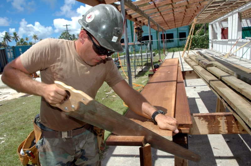 ebeniste-LA ROQUETTE SUR VAR-min_worker_construction_building_carpenter_male_job_build_helmet-893290